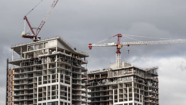 España construye viviendas donde menos se necesitan