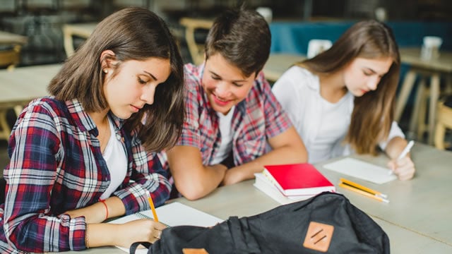 Banco Santander y la Universidad Francisco de Vitoria cerraron la XX edición de las Becas Europa Santander con un reto solidario para ayudar a los afectados por la DANA en Valencia.