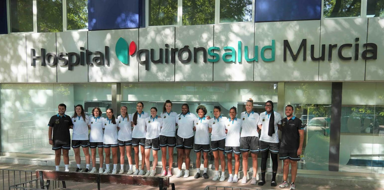 Quirónsalud Murcia renueva su colaboración con el Club de Baloncesto Femenino Hozono Global Jairis