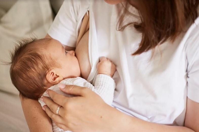 La lactancia materna, la mejor protección natural para el bebé al favorecer su inmunidad, nutrición y reforzar el vínculo emocional entre ambos