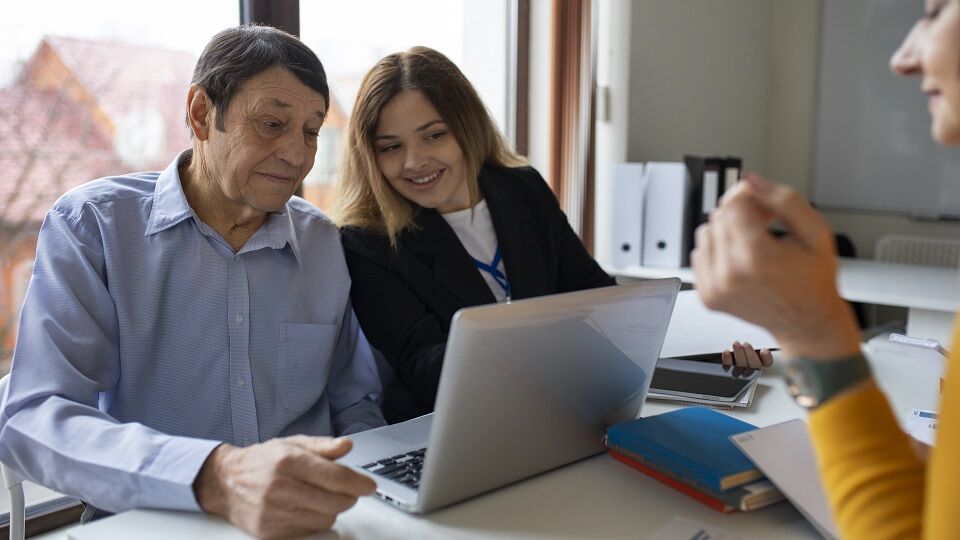 Más de 21.000 personas participan en los talleres de educación financiera impartidos por voluntarios de Banco Santander