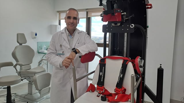 El Hospital Quirónsalud Toledo incorpora una silla mecanizada para el tratamiento del vértigo posicional