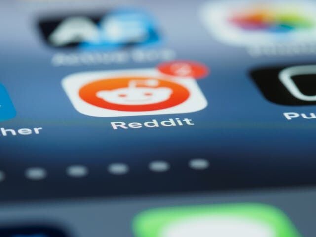 ¿Por qué las acciones de Reddit cayeron un 19% en el último mes?